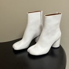 Maison Margiela MM6马吉拉 26ss秋冬新款经典分趾短靴高粗跟短靴 MM6这款分趾短靴设计非常的简约大 Maison Margiela MM6马吉拉 26ss秋冬新款经典分趾短靴高粗跟短靴 MM6这款分趾短靴设计非常的简约大