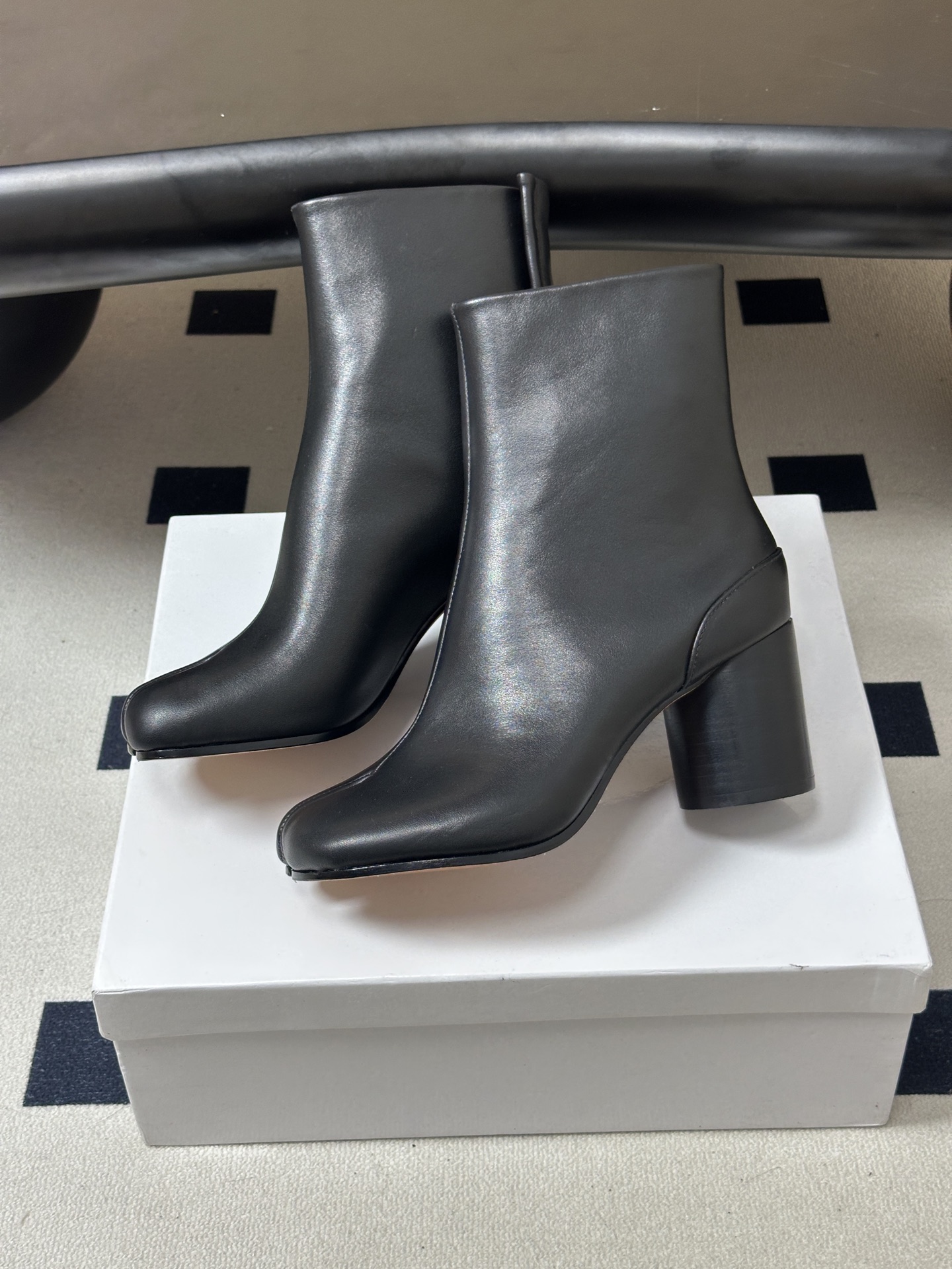 Maison Margiela MM6马吉拉 26ss秋冬新款经典分趾短靴高粗跟短靴 MM6这款分趾短靴设计非常的简约大