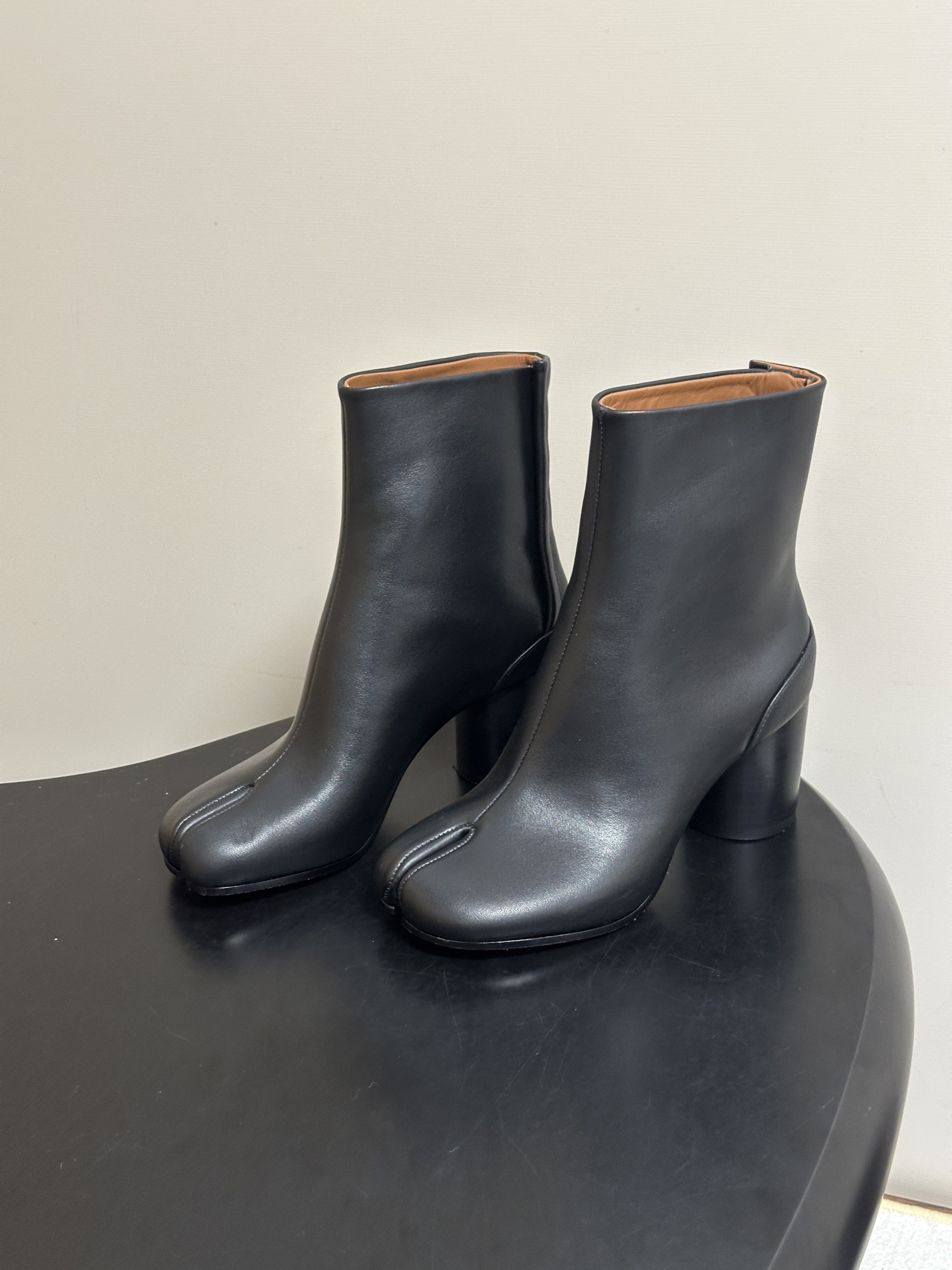 Maison Margiela MM6马吉拉 26ss秋冬新款经典分趾短靴高粗跟短靴 MM6这款分趾短靴设计非常的简约大