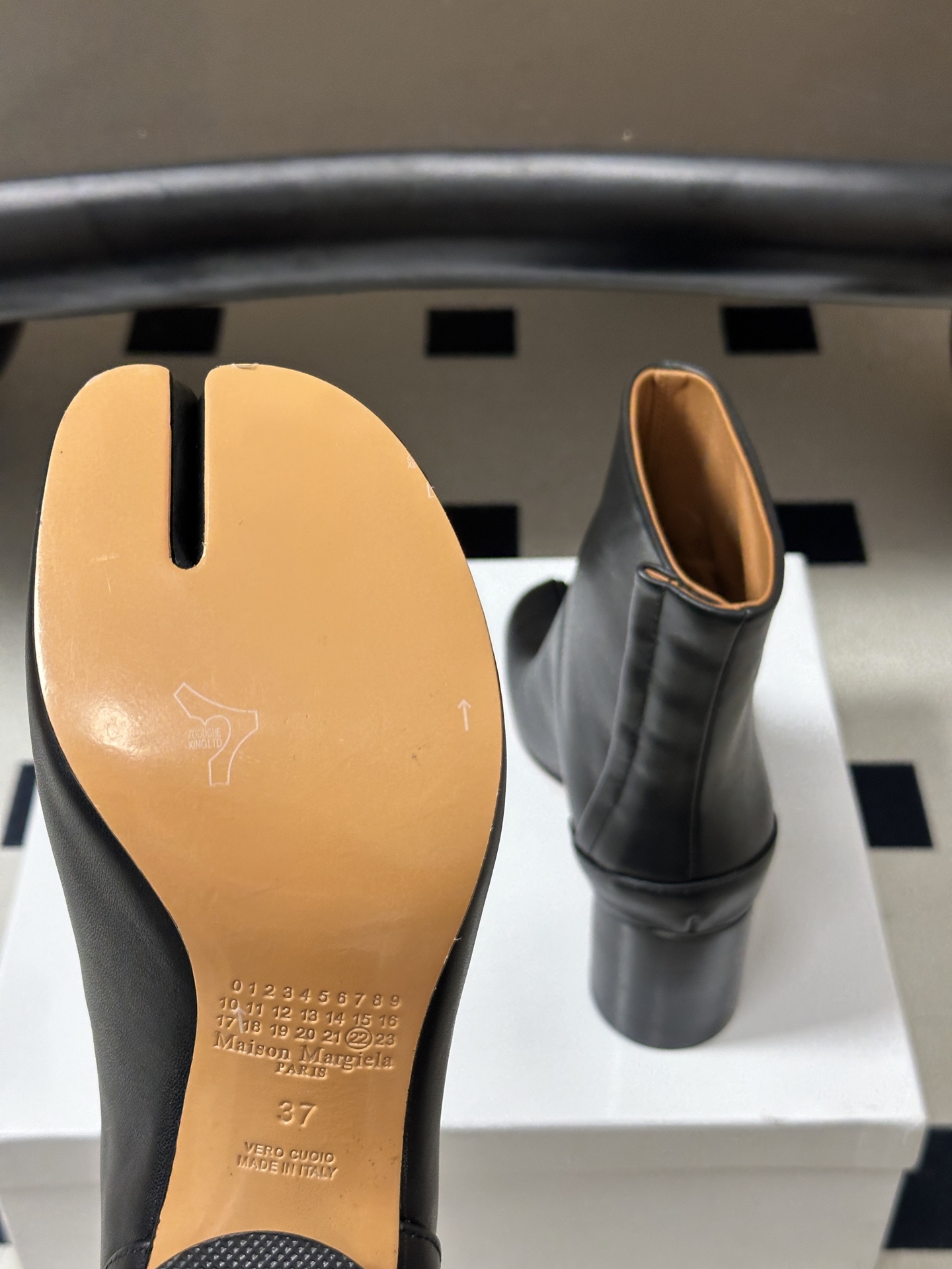 Maison Margiela MM6马吉拉 26ss秋冬新款经典分趾短靴高粗跟短靴 MM6这款分趾短靴设计非常的简约大