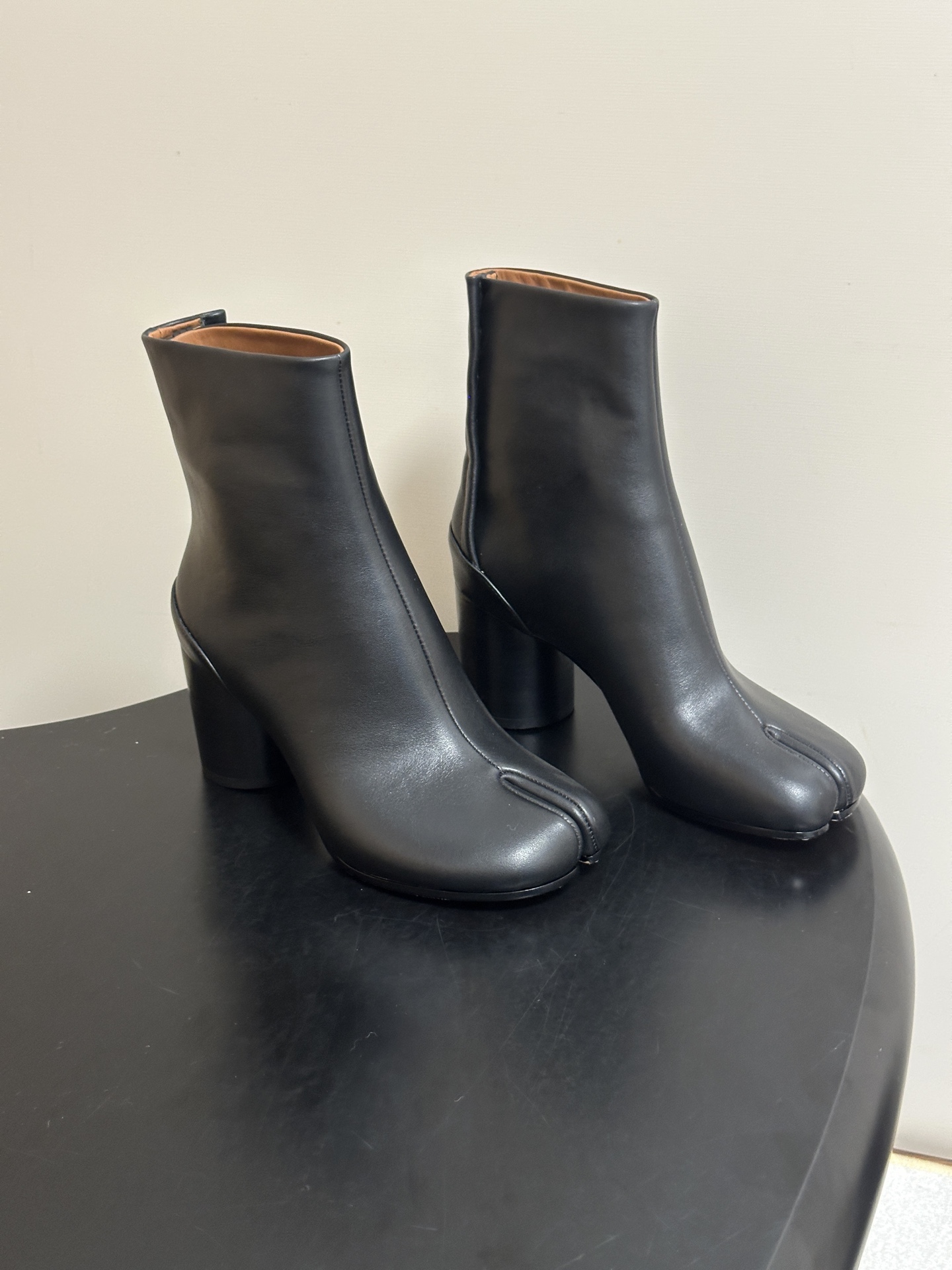 Maison Margiela MM6马吉拉 26ss秋冬新款经典分趾短靴高粗跟短靴 MM6这款分趾短靴设计非常的简约大