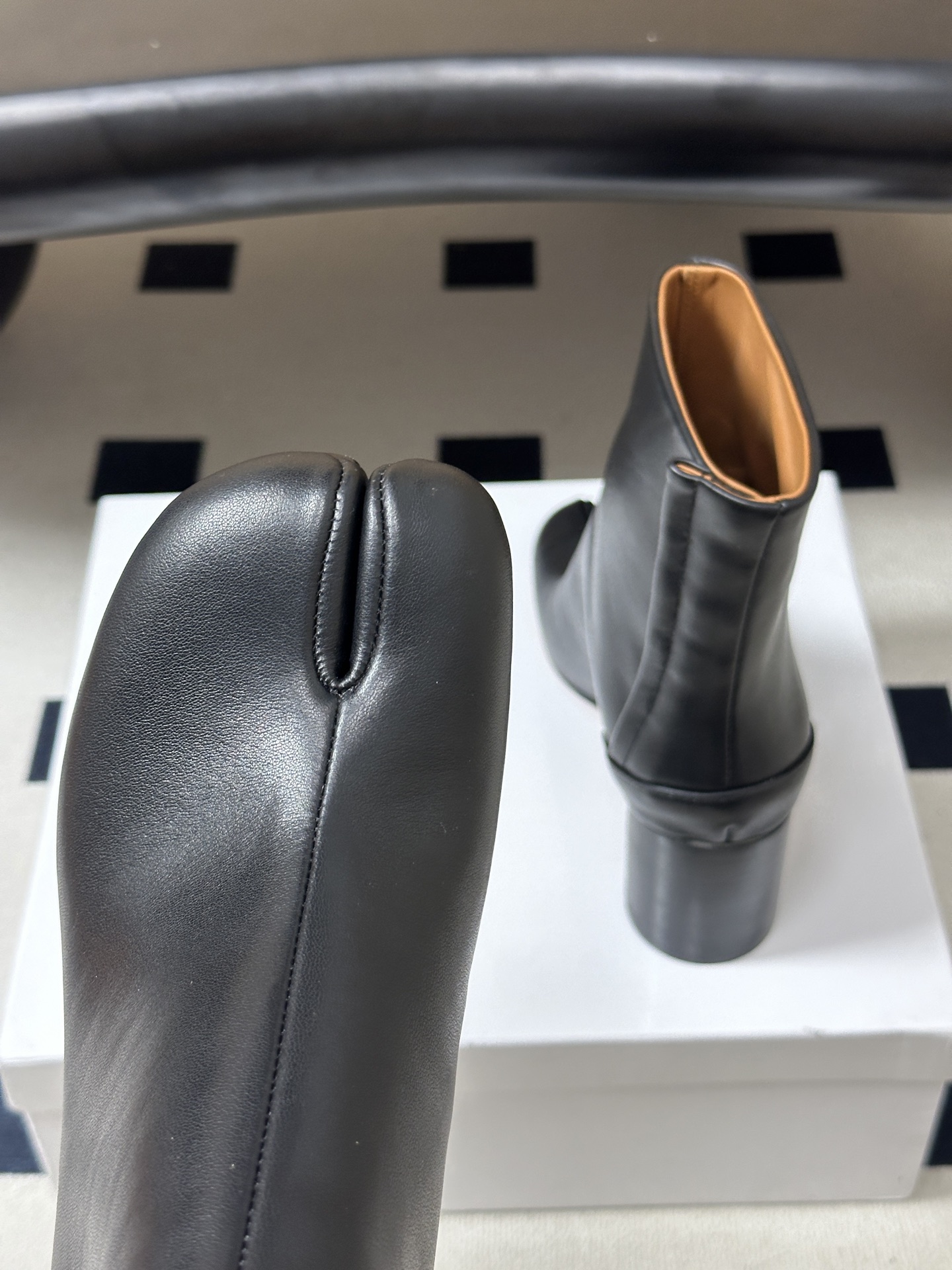 Maison Margiela MM6马吉拉 26ss秋冬新款经典分趾短靴高粗跟短靴 MM6这款分趾短靴设计非常的简约大