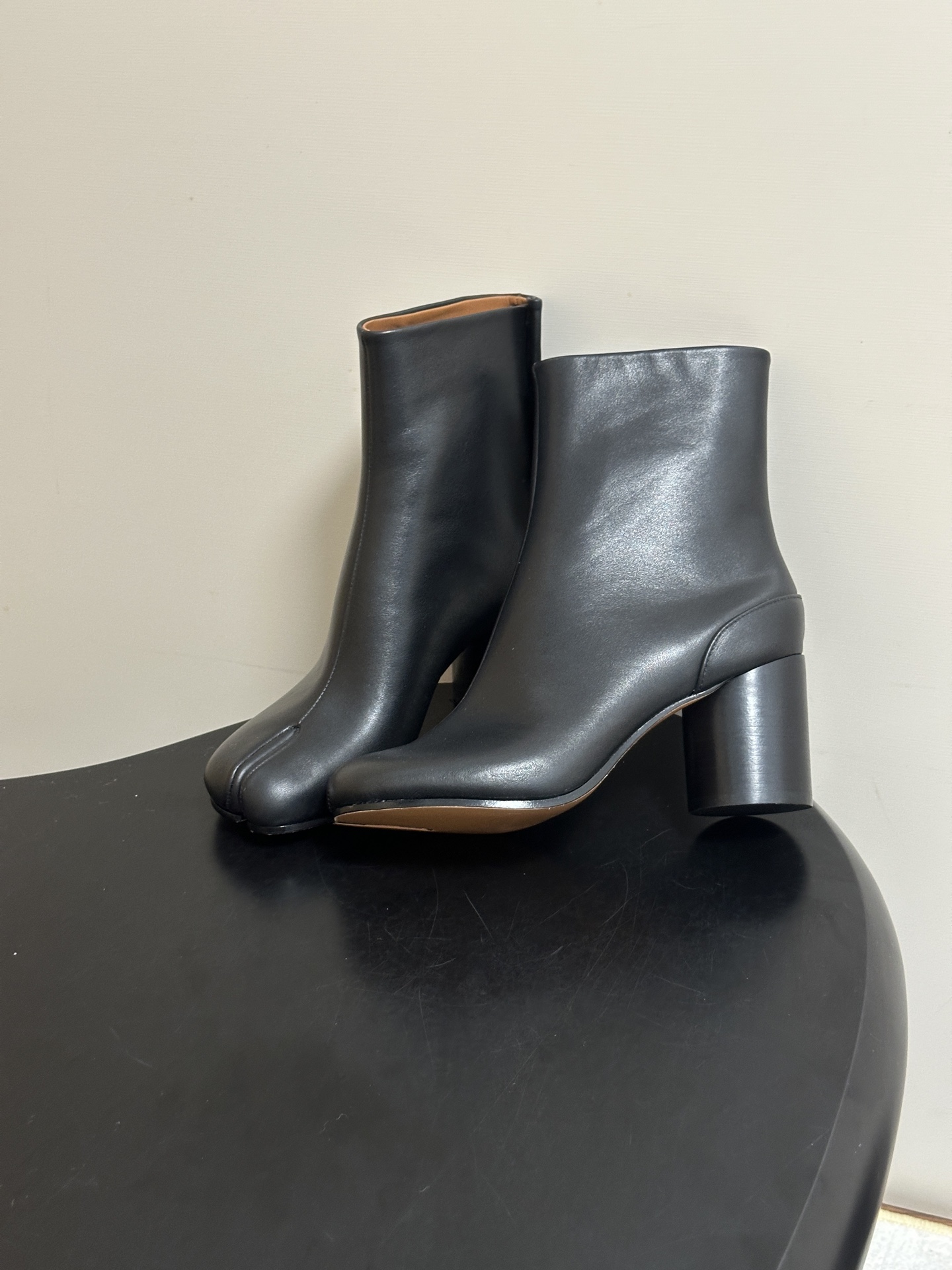 Maison Margiela MM6马吉拉 26ss秋冬新款经典分趾短靴高粗跟短靴 MM6这款分趾短靴设计非常的简约大