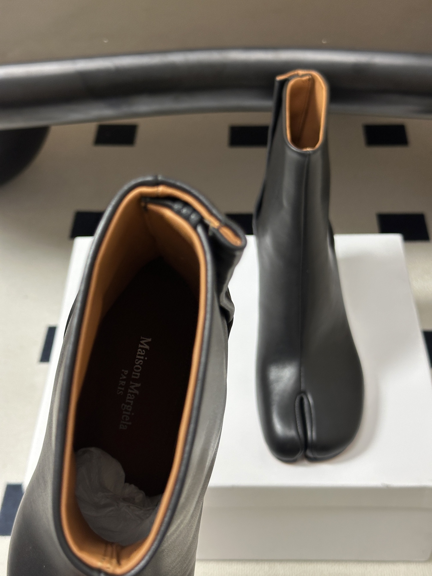 Maison Margiela MM6马吉拉 26ss秋冬新款经典分趾短靴高粗跟短靴 MM6这款分趾短靴设计非常的简约大