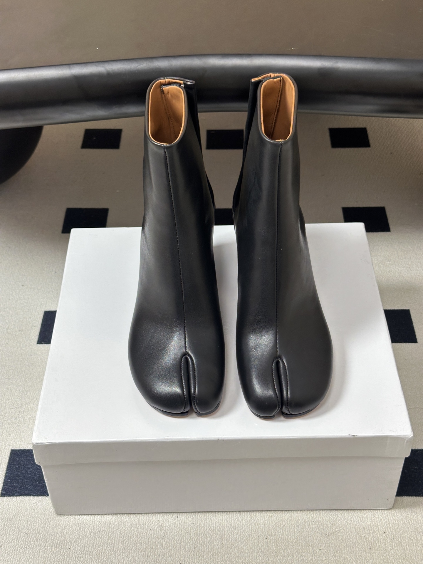 Maison Margiela MM6马吉拉 26ss秋冬新款经典分趾短靴高粗跟短靴 MM6这款分趾短靴设计非常的简约大