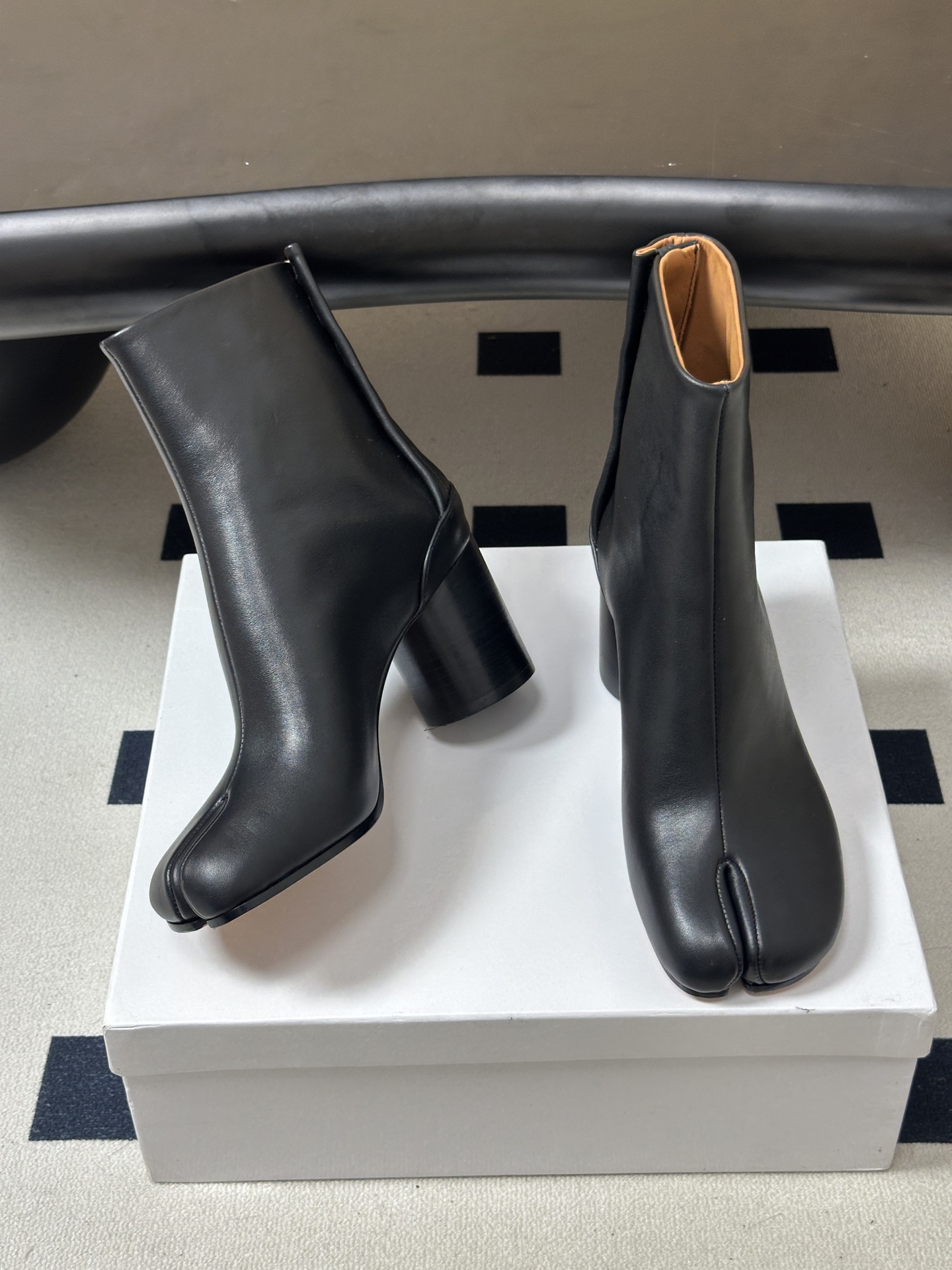 Maison Margiela MM6马吉拉 26ss秋冬新款经典分趾短靴高粗跟短靴 MM6这款分趾短靴设计非常的简约大