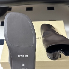 LEMAIRE 2026秋冬新款 褶皱平底倒靴后拉链短靴 褶皱短靴|极简调性跳出繁杂审美 柔和褶皱与利落圆头糅合靴身 每 LEMAIRE 2026秋冬新款 褶皱平底倒靴后拉链短靴 褶皱短靴|极简调性跳出繁杂审美 柔和褶皱与利落圆头糅合靴身 每