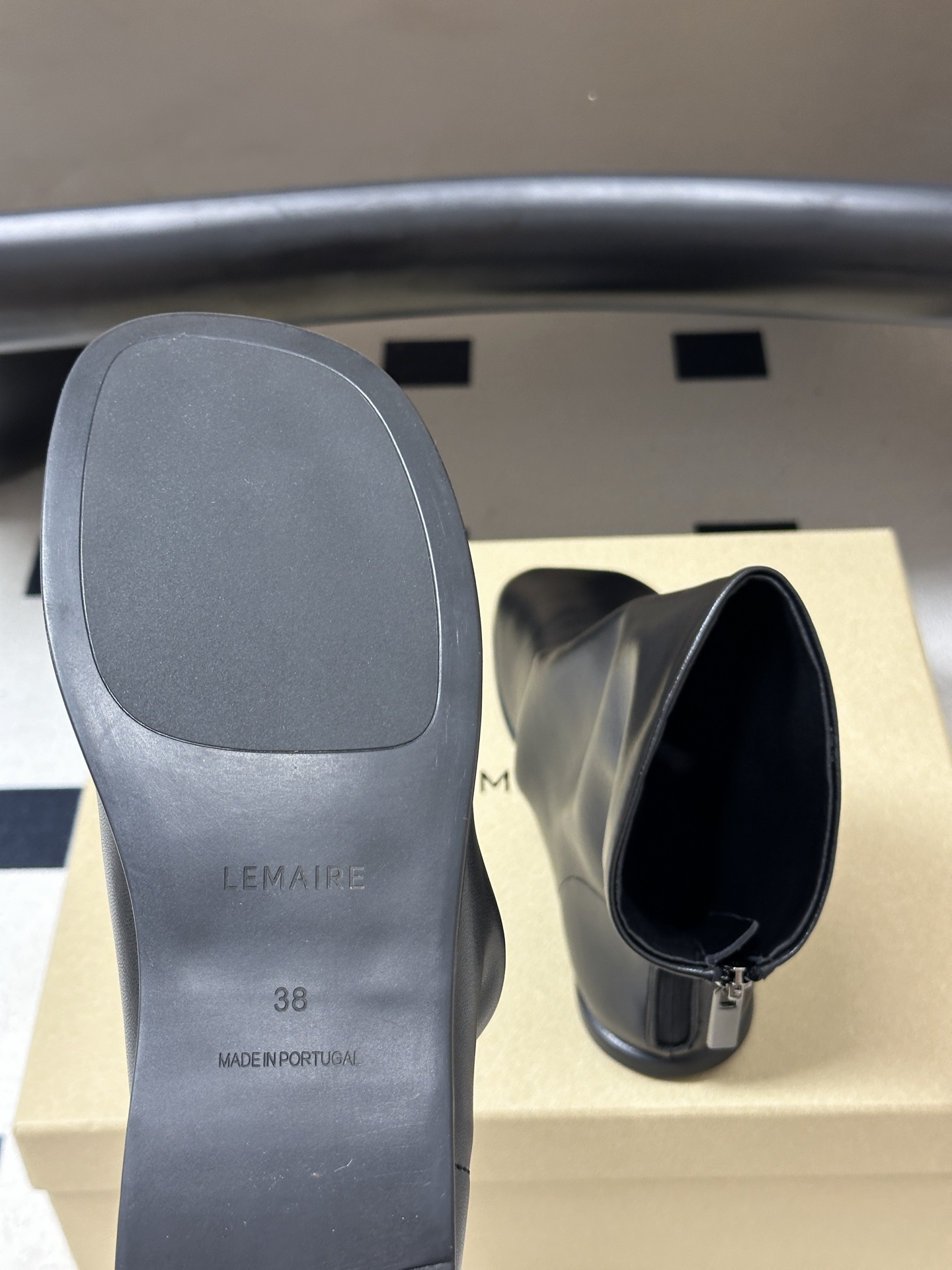 LEMAIRE 2026秋冬新款 褶皱平底倒靴后拉链短靴 褶皱短靴｜极简调性跳出繁杂审美 柔和褶皱与利落圆头糅合靴身 每