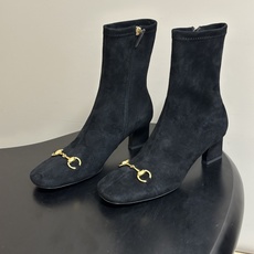 26Ss秋冬新款Gucci古驰经典马衔扣高跟短靴麂皮绒面弹力靴侧拉链及踝靴 这款弹力靴采用进口丝光绒弹力皮匠心打造,以品 26Ss秋冬新款Gucci古驰经典马衔扣高跟短靴麂皮绒面弹力靴侧拉链及踝靴 这款弹力靴采用进口丝光绒弹力皮匠心打造,以品