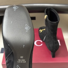 26Ss秋冬新款Gucci古驰经典马衔扣高跟短靴麂皮绒面弹力靴侧拉链及踝靴 这款弹力靴采用进口丝光绒弹力皮匠心打造,以品 26Ss秋冬新款Gucci古驰经典马衔扣高跟短靴麂皮绒面弹力靴侧拉链及踝靴 这款弹力靴采用进口丝光绒弹力皮匠心打造,以品
