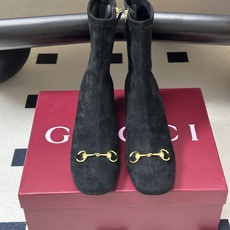 26Ss秋冬新款Gucci古驰经典马衔扣高跟短靴麂皮绒面弹力靴侧拉链及踝靴 这款弹力靴采用进口丝光绒弹力皮匠心打造,以品 26Ss秋冬新款Gucci古驰经典马衔扣高跟短靴麂皮绒面弹力靴侧拉链及踝靴 这款弹力靴采用进口丝光绒弹力皮匠心打造,以品