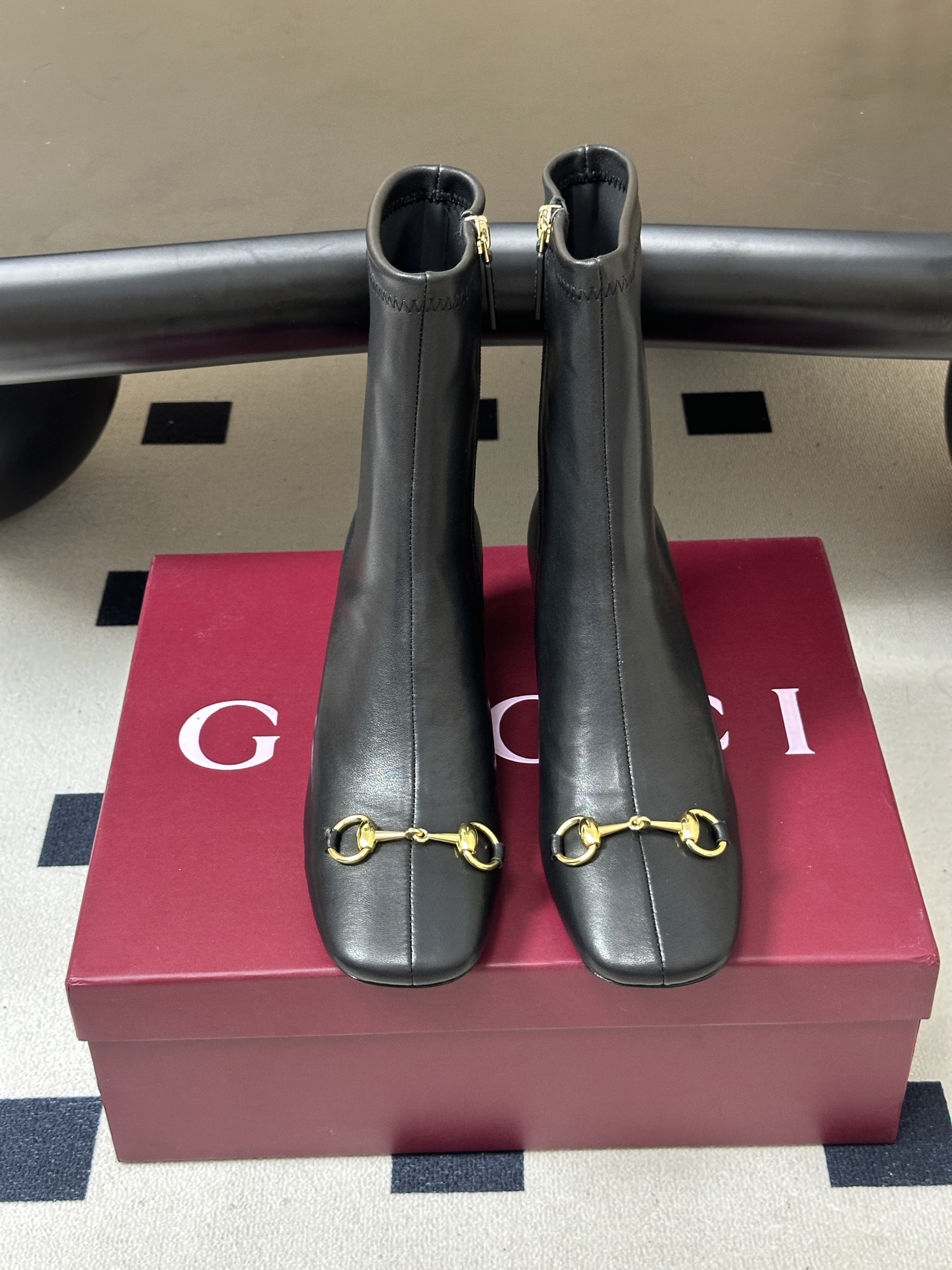 26Ss秋冬新款Gucci古驰经典马衔扣高跟短靴麂皮绒面弹力靴侧拉链及踝靴 这款弹力靴采用进口丝光绒弹力皮匠心打造，以品