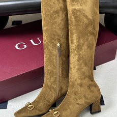 26Ss秋冬新款Gucci古驰经典马衔扣高跟弹力长靴麂皮绒面弹力靴侧拉链弹力长靴 这款弹力靴采用进口丝光绒弹力皮匠心打造 26Ss秋冬新款Gucci古驰经典马衔扣高跟弹力长靴麂皮绒面弹力靴侧拉链弹力长靴 这款弹力靴采用进口丝光绒弹力皮匠心打造