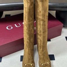 26Ss秋冬新款Gucci古驰经典马衔扣高跟弹力长靴麂皮绒面弹力靴侧拉链弹力长靴 这款弹力靴采用进口丝光绒弹力皮匠心打造 26Ss秋冬新款Gucci古驰经典马衔扣高跟弹力长靴麂皮绒面弹力靴侧拉链弹力长靴 这款弹力靴采用进口丝光绒弹力皮匠心打造