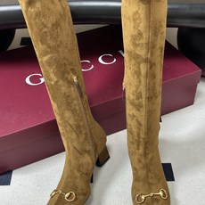 26Ss秋冬新款Gucci古驰经典马衔扣高跟弹力长靴麂皮绒面弹力靴侧拉链弹力长靴 这款弹力靴采用进口丝光绒弹力皮匠心打造 26Ss秋冬新款Gucci古驰经典马衔扣高跟弹力长靴麂皮绒面弹力靴侧拉链弹力长靴 这款弹力靴采用进口丝光绒弹力皮匠心打造