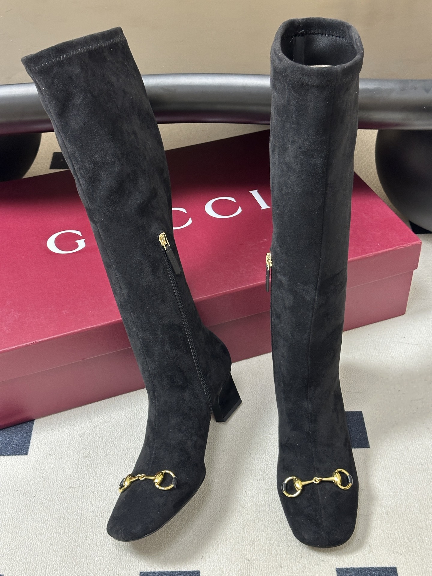 26Ss秋冬新款Gucci古驰经典马衔扣高跟弹力长靴麂皮绒面弹力靴侧拉链弹力长靴 这款弹力靴采用进口丝光绒弹力皮匠心打造