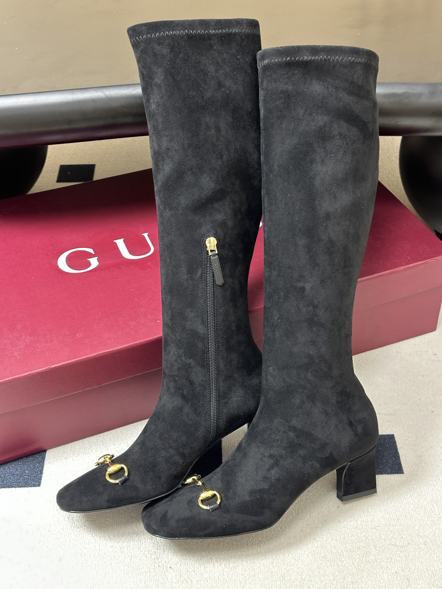 26Ss秋冬新款Gucci古驰经典马衔扣高跟弹力长靴麂皮绒面弹力靴侧拉链弹力长靴 这款弹力靴采用进口丝光绒弹力皮匠心打造