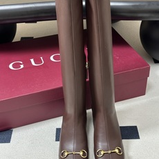 26Ss秋冬新款Gucci古驰经典马衔扣高跟弹力长靴麂皮绒面弹力靴侧拉链弹力长靴 这款弹力靴采用进口丝光绒弹力皮匠心打造 26Ss秋冬新款Gucci古驰经典马衔扣高跟弹力长靴麂皮绒面弹力靴侧拉链弹力长靴 这款弹力靴采用进口丝光绒弹力皮匠心打造