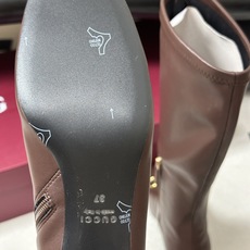 26Ss秋冬新款Gucci古驰经典马衔扣高跟弹力长靴麂皮绒面弹力靴侧拉链弹力长靴 这款弹力靴采用进口丝光绒弹力皮匠心打造 26Ss秋冬新款Gucci古驰经典马衔扣高跟弹力长靴麂皮绒面弹力靴侧拉链弹力长靴 这款弹力靴采用进口丝光绒弹力皮匠心打造
