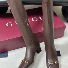 26Ss秋冬新款Gucci古驰经典马衔扣高跟弹力长靴麂皮绒面弹力靴侧拉链弹力长靴 这款弹力靴采用进口丝光绒弹力皮匠心打造 26Ss秋冬新款Gucci古驰经典马衔扣高跟弹力长靴麂皮绒面弹力靴侧拉链弹力长靴 这款弹力靴采用进口丝光绒弹力皮匠心打造