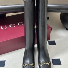 26Ss秋冬新款Gucci古驰经典马衔扣高跟弹力长靴麂皮绒面弹力靴侧拉链弹力长靴 这款弹力靴采用进口丝光绒弹力皮匠心打造 26Ss秋冬新款Gucci古驰经典马衔扣高跟弹力长靴麂皮绒面弹力靴侧拉链弹力长靴 这款弹力靴采用进口丝光绒弹力皮匠心打造