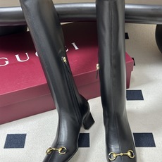 26Ss秋冬新款Gucci古驰经典马衔扣高跟弹力长靴麂皮绒面弹力靴侧拉链弹力长靴 这款弹力靴采用进口丝光绒弹力皮匠心打造 26Ss秋冬新款Gucci古驰经典马衔扣高跟弹力长靴麂皮绒面弹力靴侧拉链弹力长靴 这款弹力靴采用进口丝光绒弹力皮匠心打造