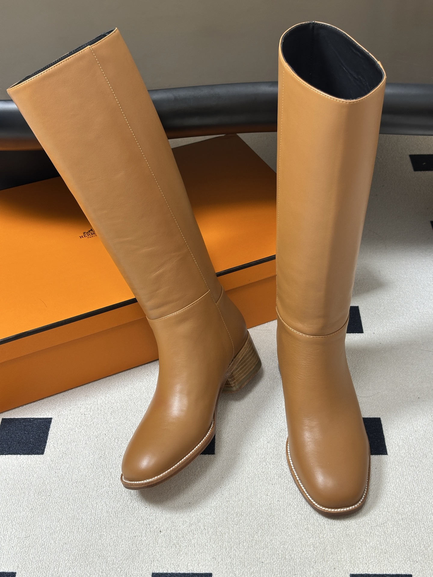 顶级品质（莞产） Hermes 爱马仕🐎 2026 秋冬新款 Lasso40长靴老钱风麂皮绒面直筒骑士靴皮面粗跟机车靴长