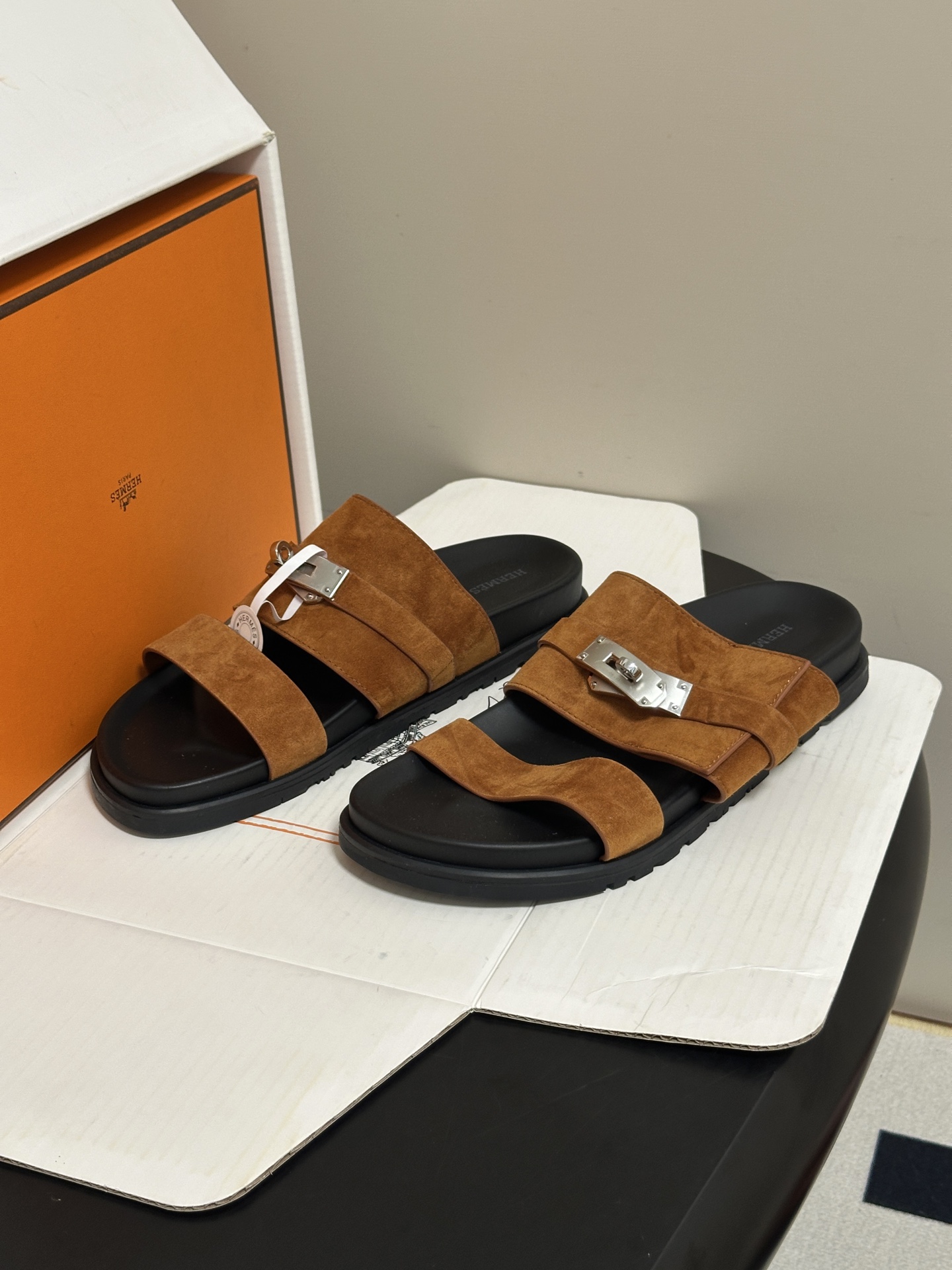 顶级品质(配高档飞机盒✈️) Hermes 爱马仕🐎 H家 Jackson 凉拖鞋系列最新二舅拖鞋 经典Kelly扣二舅 顶级品质(配高档飞机盒✈️) Hermes 爱马仕🐎 H家 Jackson 凉拖鞋系列最新二舅拖鞋 经典Kelly扣二舅