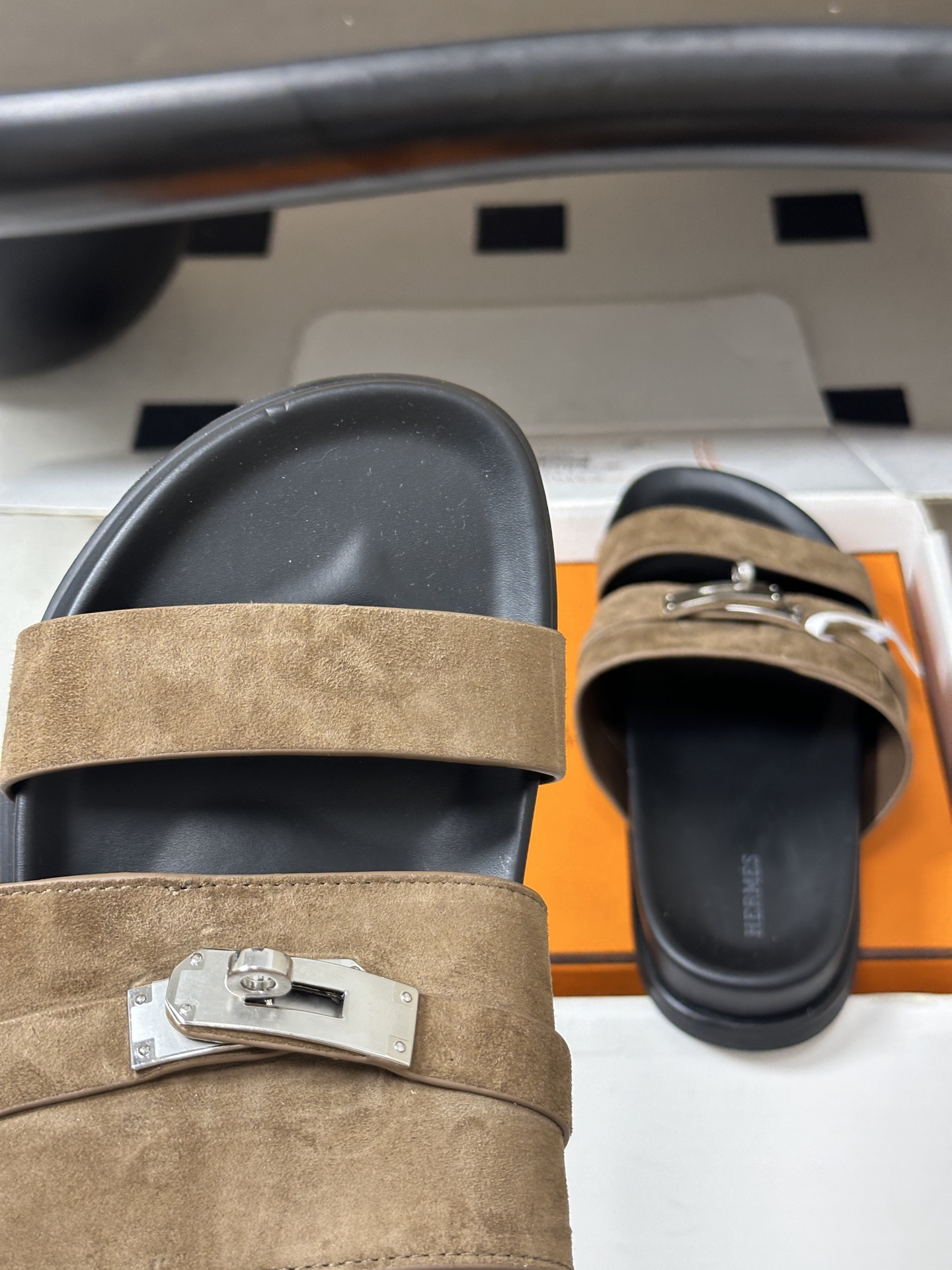 顶级品质（配高档飞机盒✈️） Hermes 爱马仕🐎 H家 Jackson 凉拖鞋系列最新二舅拖鞋 经典Kelly扣二舅