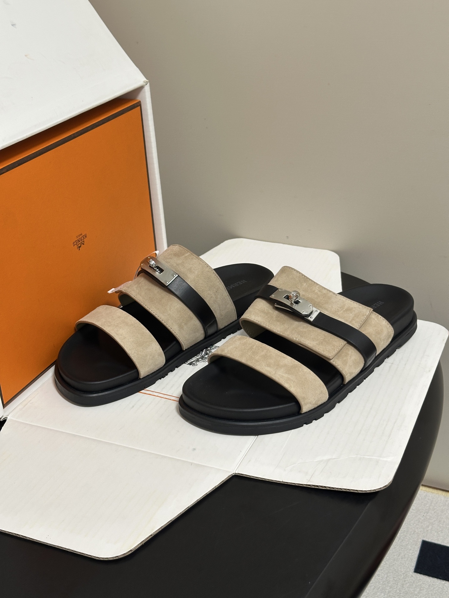 顶级品质（配高档飞机盒✈️） Hermes 爱马仕🐎 H家 Jackson 凉拖鞋系列最新二舅拖鞋 经典Kelly扣二舅