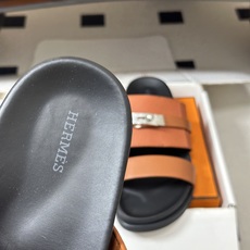 顶级品质(配高档飞机盒✈️) Hermes 爱马仕🐎 H家 Jackson 凉拖鞋系列最新二舅拖鞋 经典Kelly扣二舅 顶级品质(配高档飞机盒✈️) Hermes 爱马仕🐎 H家 Jackson 凉拖鞋系列最新二舅拖鞋 经典Kelly扣二舅