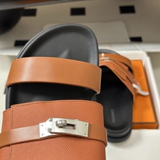 顶级品质(配高档飞机盒✈️) Hermes 爱马仕🐎 H家 Jackson 凉拖鞋系列最新二舅拖鞋 经典Kelly扣二舅 顶级品质(配高档飞机盒✈️) Hermes 爱马仕🐎 H家 Jackson 凉拖鞋系列最新二舅拖鞋 经典Kelly扣二舅
