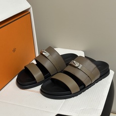 顶级品质(配高档飞机盒✈️) Hermes 爱马仕🐎 H家 Jackson 凉拖鞋系列最新二舅拖鞋 经典Kelly扣二舅 顶级品质(配高档飞机盒✈️) Hermes 爱马仕🐎 H家 Jackson 凉拖鞋系列最新二舅拖鞋 经典Kelly扣二舅