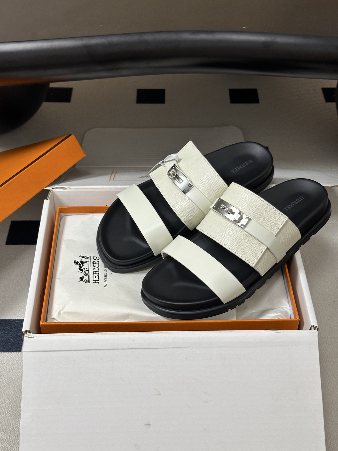 顶级品质（配高档飞机盒✈️） Hermes 爱马仕🐎 H家 Jackson 凉拖鞋系列最新二舅拖鞋 经典Kelly扣二舅
