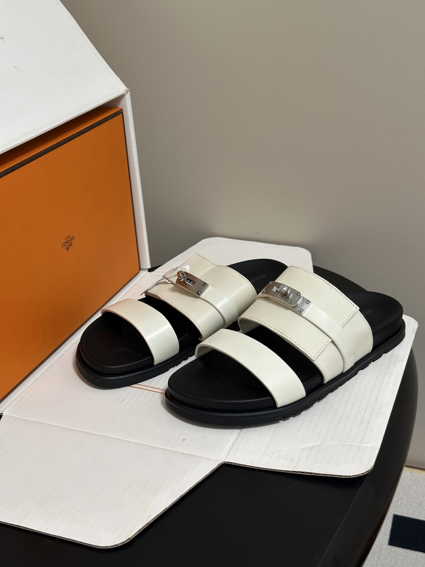 顶级品质（配高档飞机盒✈️） Hermes 爱马仕🐎 H家 Jackson 凉拖鞋系列最新二舅拖鞋 经典Kelly扣二舅
