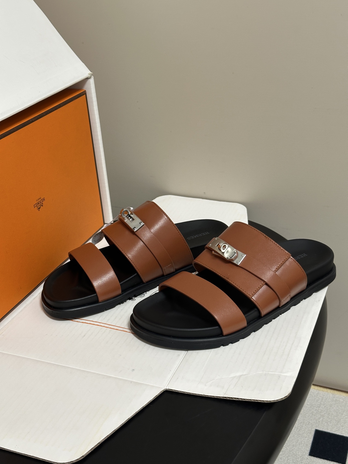 顶级品质（配高档飞机盒✈️） Hermes 爱马仕🐎 H家 Jackson 凉拖鞋系列最新二舅拖鞋 经典Kelly扣二舅