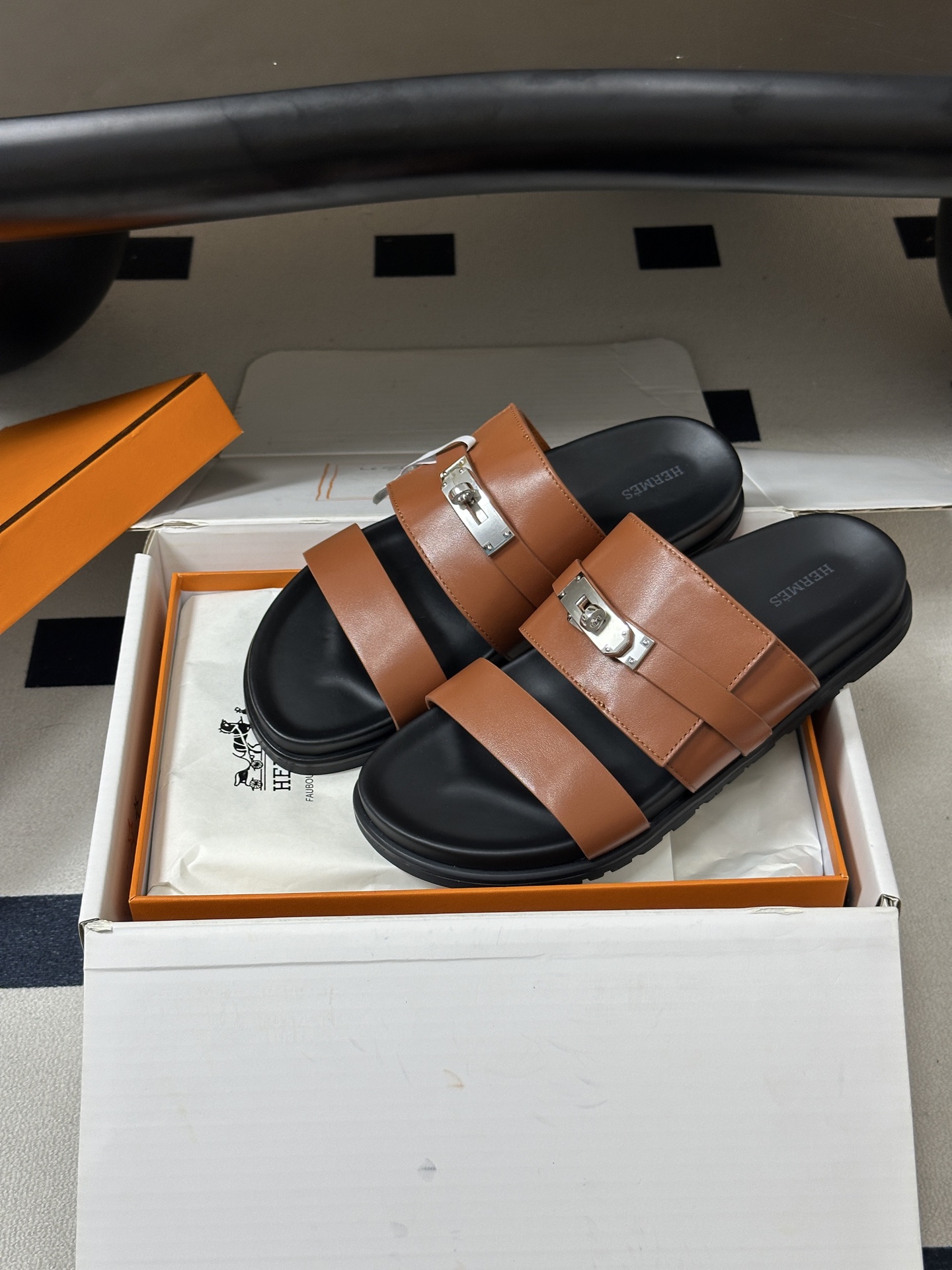 顶级品质（配高档飞机盒✈️） Hermes 爱马仕🐎 H家 Jackson 凉拖鞋系列最新二舅拖鞋 经典Kelly扣二舅