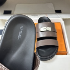 顶级品质(配高档飞机盒✈️) Hermes 爱马仕🐎 H家 Jackson 凉拖鞋系列最新二舅拖鞋 经典Kelly扣二舅 顶级品质(配高档飞机盒✈️) Hermes 爱马仕🐎 H家 Jackson 凉拖鞋系列最新二舅拖鞋 经典Kelly扣二舅