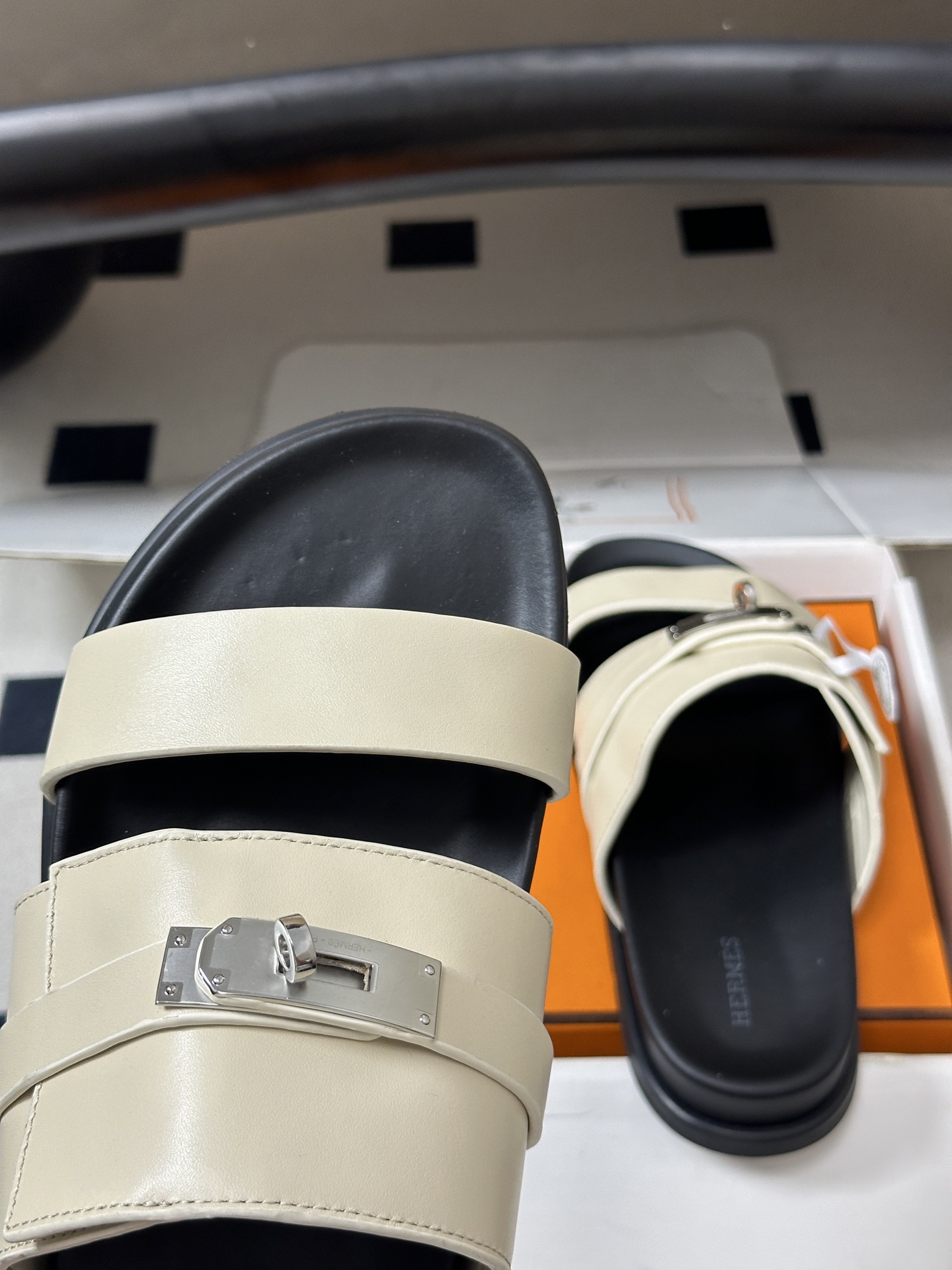顶级品质（配高档飞机盒✈️） Hermes 爱马仕🐎 H家 Jackson 凉拖鞋系列最新二舅拖鞋 经典Kelly扣二舅
