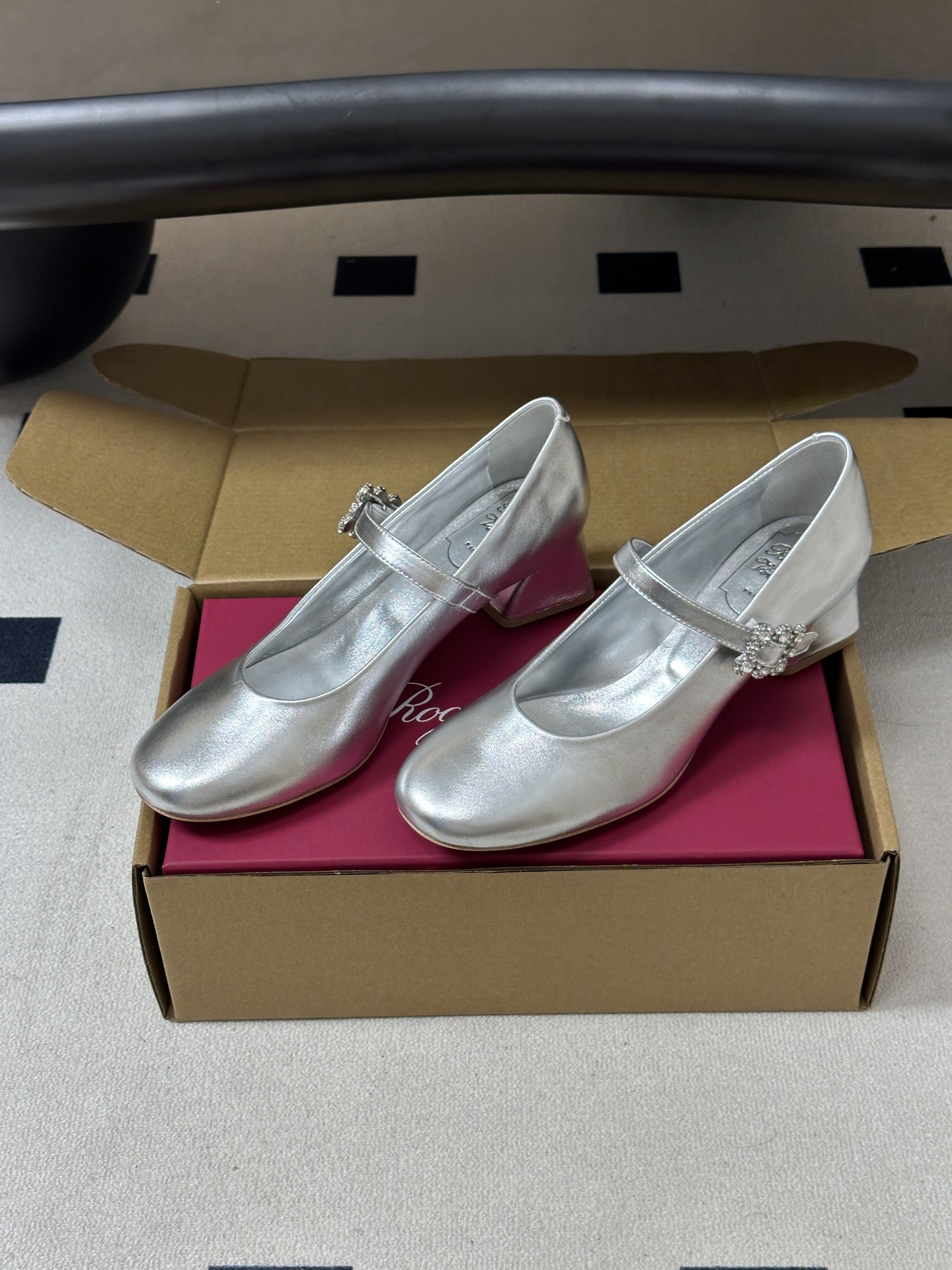 顶级品质（莞产） 2026早秋新款 Roger vivier 罗杰维维亚 RV Efflorescence 玛丽珍高跟鞋