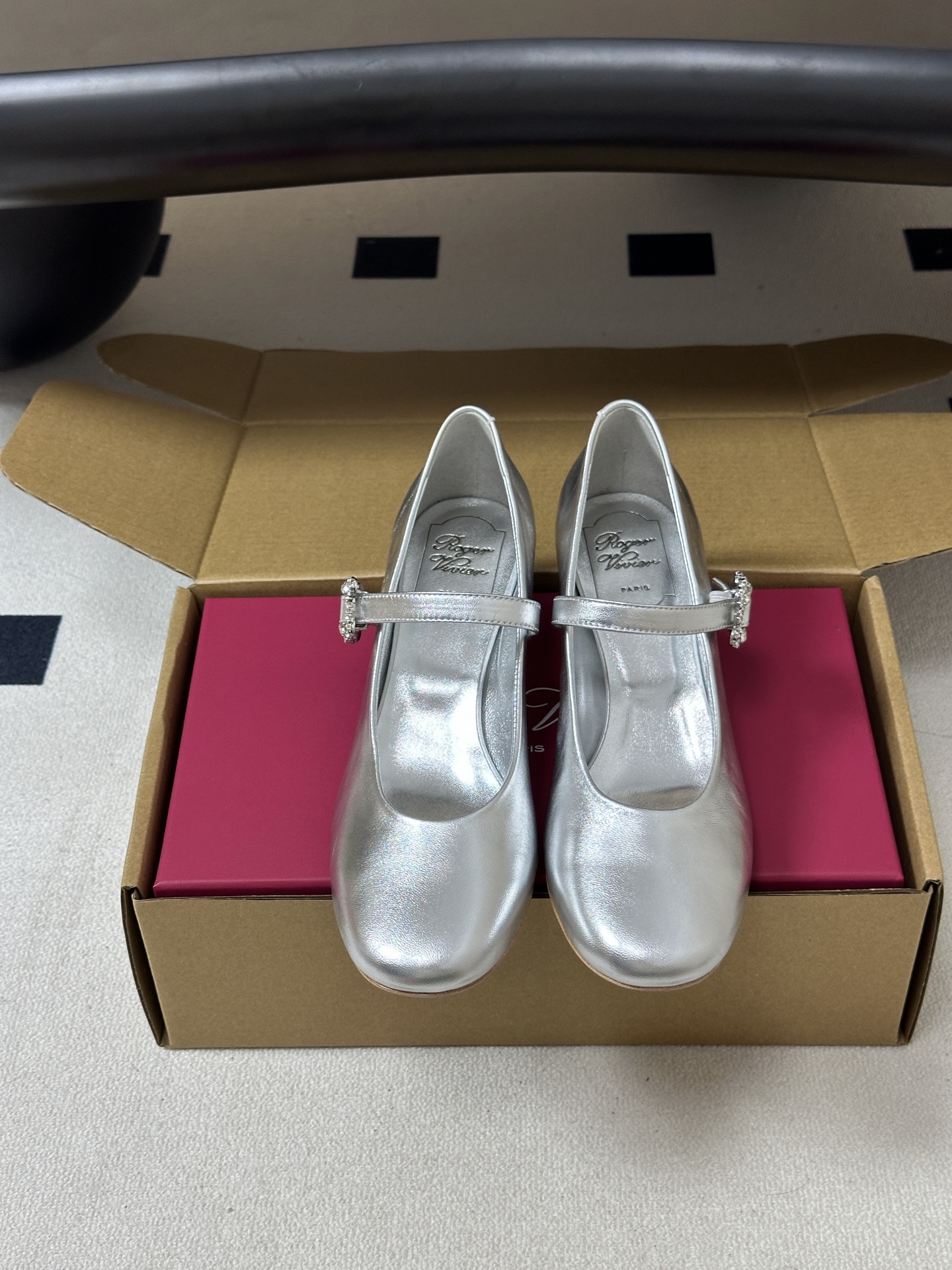 顶级品质（莞产） 2026早秋新款 Roger vivier 罗杰维维亚 RV Efflorescence 玛丽珍高跟鞋