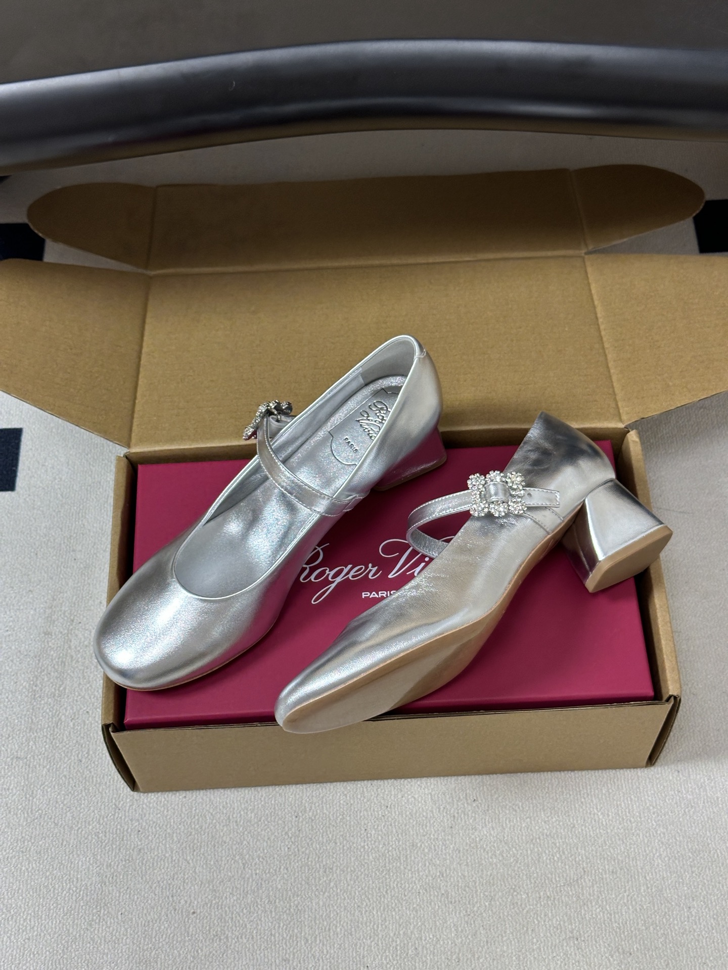 顶级品质（莞产） 2026早秋新款 Roger vivier 罗杰维维亚 RV Efflorescence 玛丽珍高跟鞋