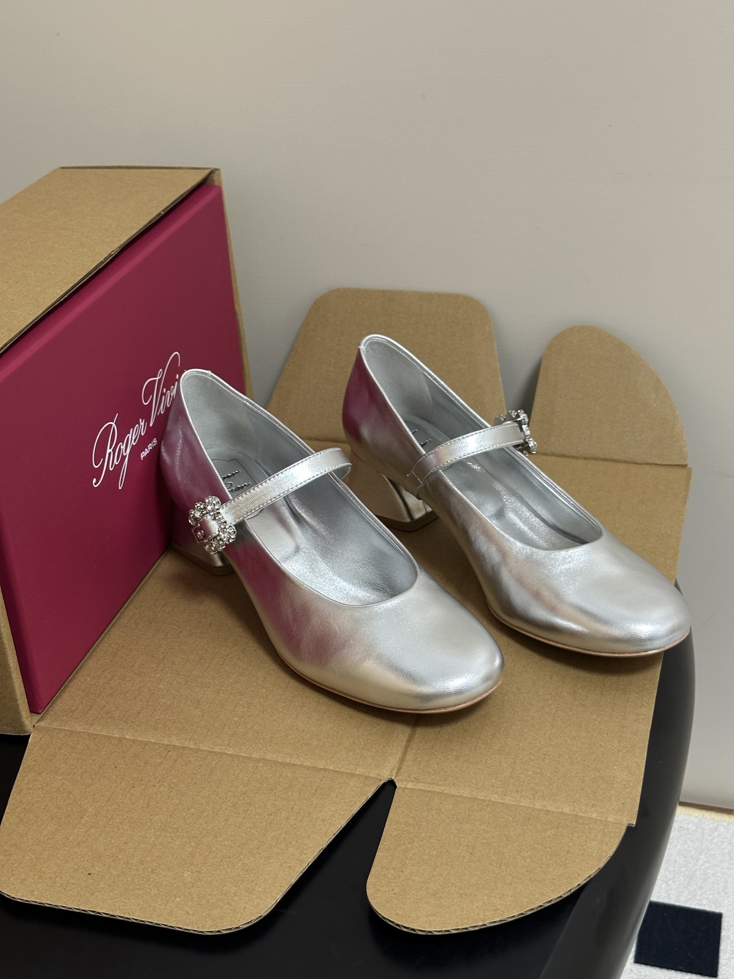 顶级品质（莞产） 2026早秋新款 Roger vivier 罗杰维维亚 RV Efflorescence 玛丽珍高跟鞋