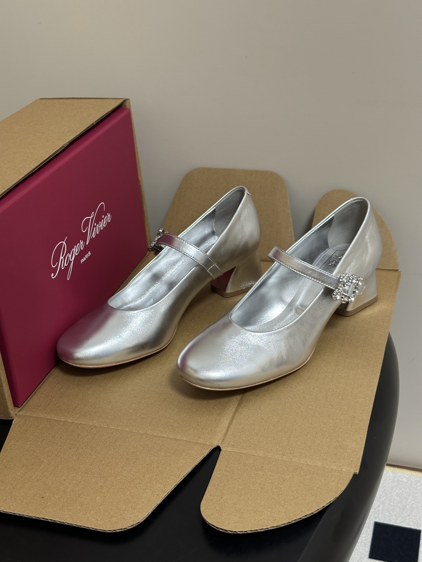 顶级品质（莞产） 2026早秋新款 Roger vivier 罗杰维维亚 RV Efflorescence 玛丽珍高跟鞋