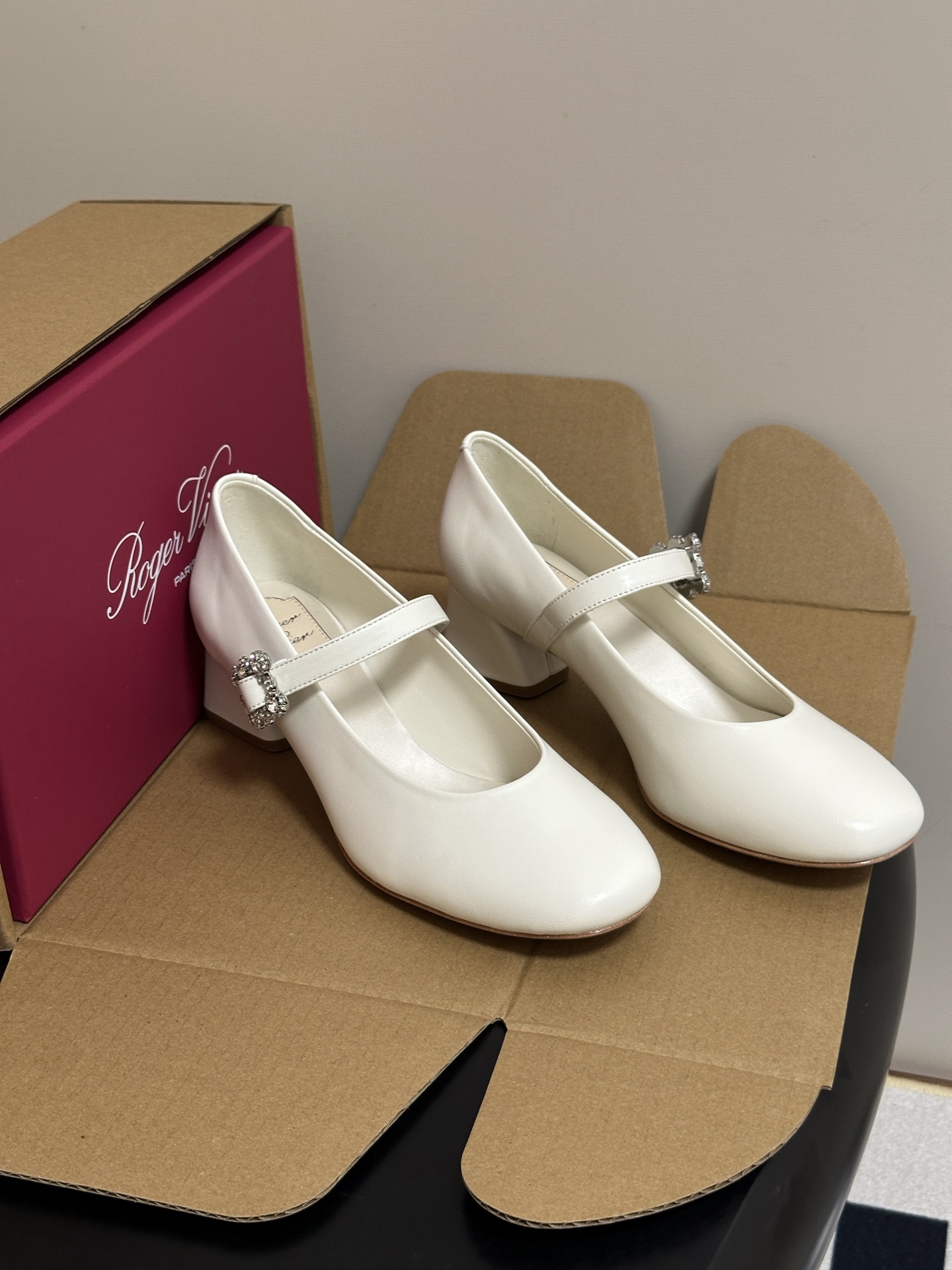 顶级品质（莞产） 2026早秋新款 Roger vivier 罗杰维维亚 RV Efflorescence 玛丽珍高跟鞋