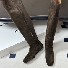 小众潮牌 Max mara26ss秋冬新品走秀主推款欧美风小方头内增高平底过膝长靴骑士靴 狠货上新🔥搭配一排小铆钉金属扣 小众潮牌 Max mara26ss秋冬新品走秀主推款欧美风小方头内增高平底过膝长靴骑士靴 狠货上新🔥搭配一排小铆钉金属扣