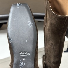 小众潮牌 Max mara26ss秋冬新品走秀主推款欧美风小方头内增高平底过膝长靴骑士靴 狠货上新🔥搭配一排小铆钉金属扣 小众潮牌 Max mara26ss秋冬新品走秀主推款欧美风小方头内增高平底过膝长靴骑士靴 狠货上新🔥搭配一排小铆钉金属扣