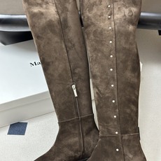小众潮牌 Max mara26ss秋冬新品走秀主推款欧美风小方头内增高平底过膝长靴骑士靴 狠货上新🔥搭配一排小铆钉金属扣 小众潮牌 Max mara26ss秋冬新品走秀主推款欧美风小方头内增高平底过膝长靴骑士靴 狠货上新🔥搭配一排小铆钉金属扣