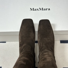 小众潮牌 Max mara26ss秋冬新品走秀主推款欧美风小方头内增高平底过膝长靴骑士靴 狠货上新🔥搭配一排小铆钉金属扣 小众潮牌 Max mara26ss秋冬新品走秀主推款欧美风小方头内增高平底过膝长靴骑士靴 狠货上新🔥搭配一排小铆钉金属扣
