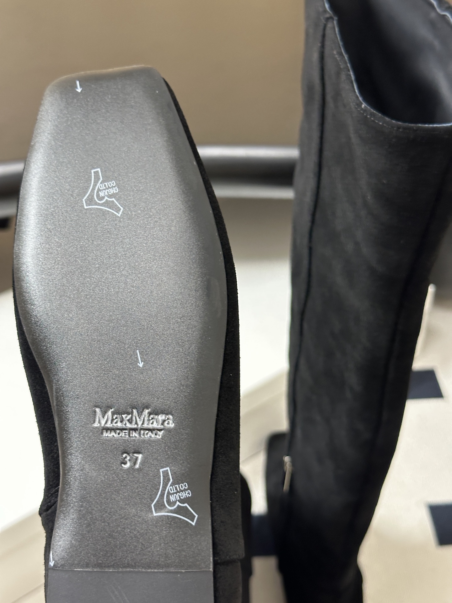 小众潮牌 Max mara26ss秋冬新品走秀主推款欧美风小方头内增高平底过膝长靴骑士靴 狠货上新🔥搭配一排小铆钉金属扣